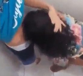 Colegiala chupando verga a escondidas en el baño