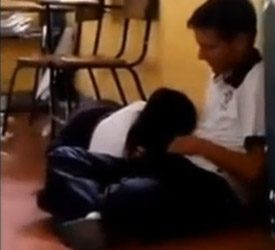 Espian a colegiala chupando verga en el salon