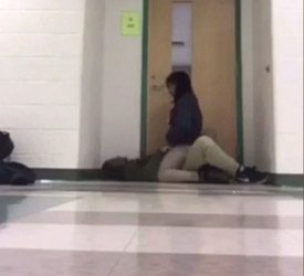 Se Esconden en el Salón de Clases para Coger – Video Casero