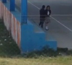 Espian a morra cogiendo en el patio del colegio