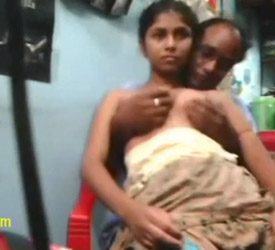Joven empleada de tienda se deja coger por patron