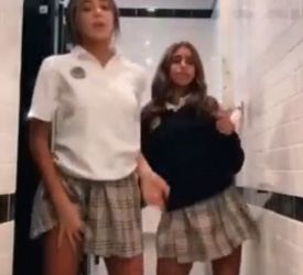 Colegialas traviesas en el baño del colegio