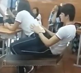 Se pone muy cachonda en el salon y se frota con su amigo