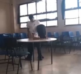 Pillan cogiendo a dos alumnos en un salon abandonado
