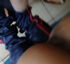 Folla a su vecina colegiala con su uniforme de educacion fisica